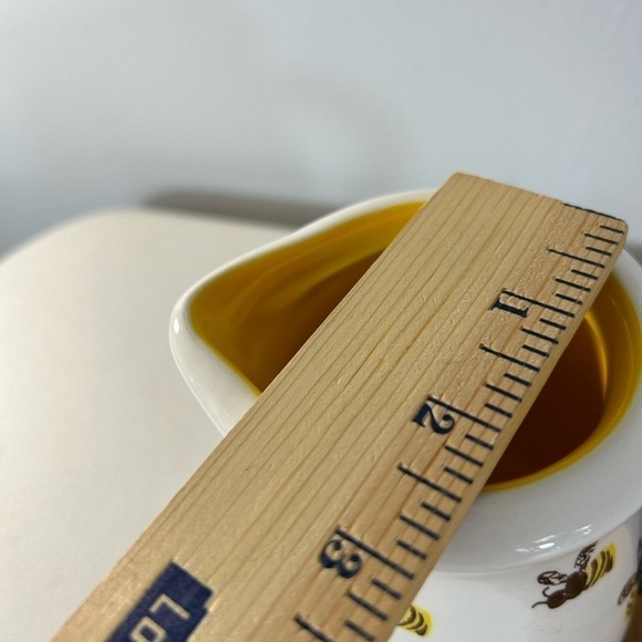 Terramoto Ceramic bee creamer with matching wood hot pad - Picture 8 of 8